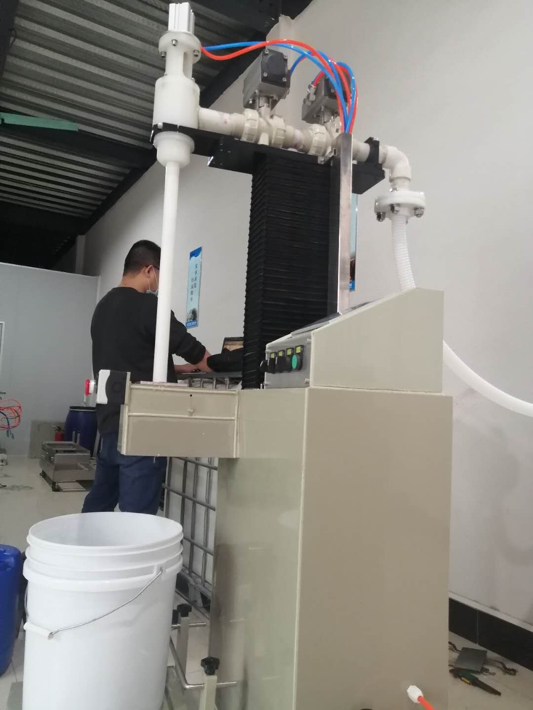 如何確?；めt(yī)藥潤滑油200升灌裝機(jī)的灌裝精度達(dá)到最佳狀態(tài)